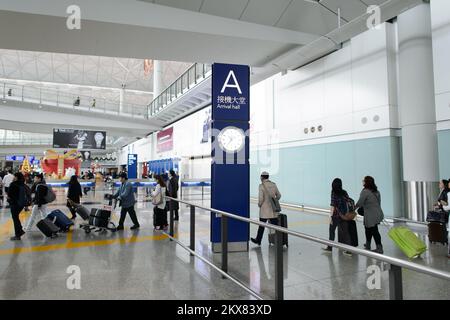 HONGKONG - 11. DEZEMBER 2014: Internationaler Flughafen Hongkong. Einer der besten Flughäfen in der jährlichen Passagierbefragung von Skytrax. Stockfoto