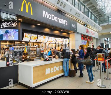 HONGKONG - 11. DEZEMBER 2014: Gäste in McDonald's Restaurant. Die McDonald's Corporation ist die weltweit größte Kette von Fast-Food-Restaurants für Hamburger Stockfoto