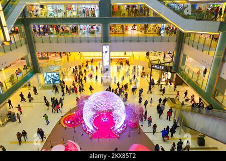 HONGKONG, CHINA - 04. FEBRUAR 2015: Innenausstattung des Einkaufszentrums vor dem chinesischen Neujahr. In Hongkong gibt es eine große Auswahl an Modeboutiquen, Designerboutiquen Stockfoto