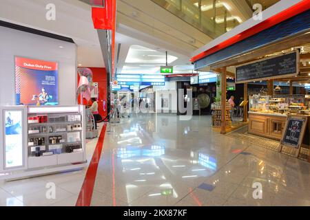 DUBAI - 10. MÄRZ 2015: Das Innere des Dubai Duty-Free-Einkaufsviertels. Der Dubai International Airport ist der primäre Flughafen, der Dubai bedient, und der weltweit Stockfoto