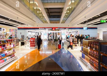 DUBAI - 10. MÄRZ 2015: Das Innere des Dubai Duty-Free-Einkaufsviertels. Der Dubai International Airport ist der primäre Flughafen, der Dubai bedient, und der weltweit Stockfoto