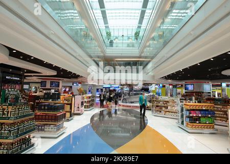 DUBAI - 10. MÄRZ 2015: Das Innere des Dubai Duty-Free-Einkaufsviertels. Der Dubai International Airport ist der primäre Flughafen, der Dubai bedient, und der weltweit Stockfoto