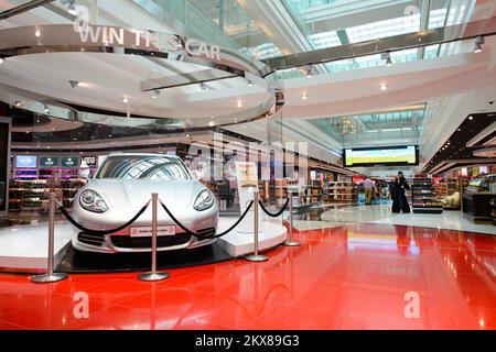 DUBAI - 10. MÄRZ 2015: Das Innere des Dubai Duty-Free-Einkaufsviertels. Der Dubai International Airport ist der primäre Flughafen, der Dubai bedient, und der weltweit Stockfoto