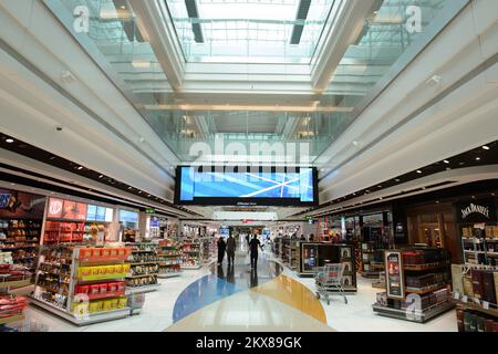 DUBAI - 10. MÄRZ 2015: Das Innere des Dubai Duty-Free-Einkaufsviertels. Der Dubai International Airport ist der primäre Flughafen, der Dubai bedient, und der weltweit Stockfoto