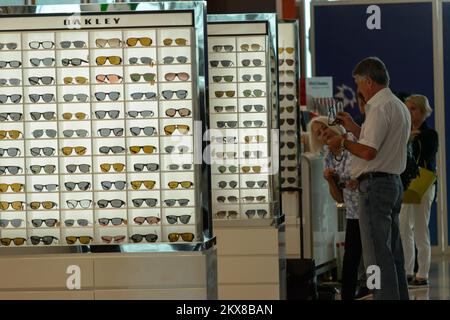 DUBAI - 10. MÄRZ 2015: Das Innere des Dubai Duty-Free-Einkaufsviertels. Der Dubai International Airport ist der primäre Flughafen, der Dubai bedient, und der weltweit Stockfoto