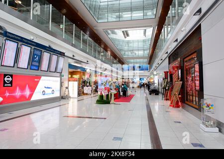 DUBAI - 10. MÄRZ 2015: Das Innere des Dubai Duty-Free-Einkaufsviertels. Der Dubai International Airport ist der primäre Flughafen, der Dubai bedient, und der weltweit Stockfoto