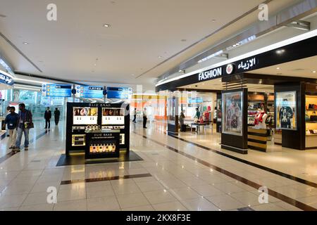 DUBAI - 10. MÄRZ 2015: Das Innere des Dubai Duty-Free-Einkaufsviertels. Der Dubai International Airport ist der primäre Flughafen, der Dubai bedient, und der weltweit Stockfoto