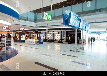 DUBAI - 10. MÄRZ 2015: Das Innere des Dubai Duty-Free-Einkaufsviertels. Der Dubai International Airport ist der primäre Flughafen, der Dubai bedient, und der weltweit Stockfoto