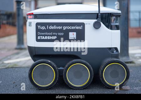 Raumschiffroboter liefern kooperative Supermärkte und Lebensmittel in Adel in North West Leeds. Autonomer selbstfahrender Lieferroboter. Stockfoto