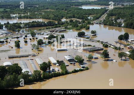 Überschwemmung Bei Heftigem Sturm – Nashville, Tennessee , 4. Mai 2010 die FEMA führt erste Schadensbewertungen über Tennessee durch, nachdem im Mai 2010 schwere Stürme und Überschwemmungen Häuser und Unternehmen beschädigt oder zerstört haben. David Fine/FEMA Schwere Stürme, Überschwemmungen, Straight-Line-Winde und Tornadoes in Tennessee. Fotos zu Katastrophen- und Notfallmanagementprogrammen, Aktivitäten und Beamten Stockfoto