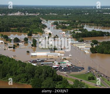 Überschwemmung Bei Heftigem Sturm – Nashville, Tennessee , 4. Mai 2010 die FEMA führt erste Schadensbewertungen über Tennessee durch, nachdem im Mai 2010 schwere Stürme und Überschwemmungen Häuser und Unternehmen beschädigt oder zerstört haben. David Fine/FEMA Schwere Stürme, Überschwemmungen, Straight-Line-Winde und Tornadoes in Tennessee. Fotos zu Katastrophen- und Notfallmanagementprogrammen, Aktivitäten und Beamten Stockfoto