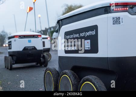 Raumschiffroboter liefern kooperative Supermärkte und Lebensmittel in Adel in North West Leeds. Autonomer selbstfahrender Lieferroboter. Stockfoto