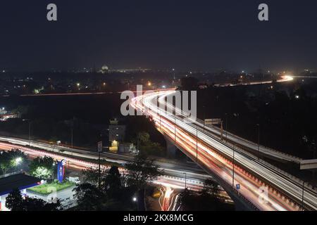 Pendler fahren am 29. November 2022 in Neu Delhi, Indien, inmitten von abendlichem Dunst und giftigem Smog. Der Luftqualitätsindex (AQI) von Neu-Delhi in der Nähe des Jawahar Lal Nehru Stadions war mit 380 sehr schlecht. Foto: Anshuman Akash/ABACAPRESS.COM Stockfoto