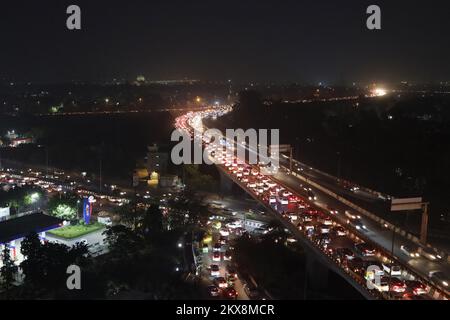 Pendler fahren am 29. November 2022 in Neu Delhi, Indien, inmitten von abendlichem Dunst und giftigem Smog. Der Luftqualitätsindex (AQI) von Neu-Delhi in der Nähe des Jawahar Lal Nehru Stadions war mit 380 sehr schlecht. Foto: Anshuman Akash/ABACAPRESS.COM Stockfoto