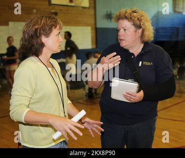 Überschwemmung Bei Heftigem Sturm – Nashville, Tennessee , 5. Mai 2010 Sally Fine, FEMA beantwortet Fragen an Danielle Mezera, Disaster Assistance Center Manager. Die FEMA reagiert auf die schweren Stürme und Überschwemmungen, die im Mai 2010 Tausende von Häusern beschädigt oder zerstört haben. David Fine/FEMA Schwere Stürme, Überschwemmungen, Straight-Line-Winde und Tornadoes in Tennessee. Fotos zu Katastrophen- und Notfallmanagementprogrammen, Aktivitäten und Beamten Stockfoto