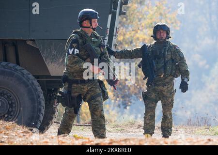 13.10.2018., Gasinci - Militärübung Velebit 18 - Hauptausbildungsveranstaltung der Streitkräfte der Republik Kroatien im Jahr 2018. Es geht um die kombinierte intergranationale Praxis aller Komponenten der Streitkräfte der Republik Kroatien - Land, See, Luft, Spezialkräfte und Cyberkräfte - und es ist auch die bisher brillanteste Übung der kroatischen Armee in einem ununterbrochenen Zeitraum von 72 Stunden. In der Übung wird das Konzept der gemeinsamen Task Force kombiniert. Foto: Davor Javorovic/PIXSELL Stockfoto