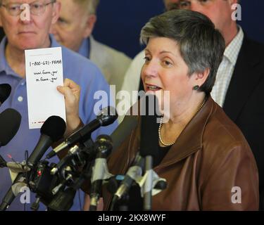 Überschwemmung Bei Heftigem Sturm – Nashville, Tennessee , 8. Mai 2010 DHS-Sekretärin Janet Napolitano auf dem Podium. Die FEMA reagiert auf schwere Stürme und Überschwemmungen, die im Mai 2010 Tausende von Häusern in ganz Tennessee beschädigt oder zerstört haben. David Fine/FEMA Schwere Stürme, Überschwemmungen, Straight-Line-Winde und Tornadoes in Tennessee. Fotos zu Katastrophen- und Notfallmanagementprogrammen, Aktivitäten und Beamten Stockfoto