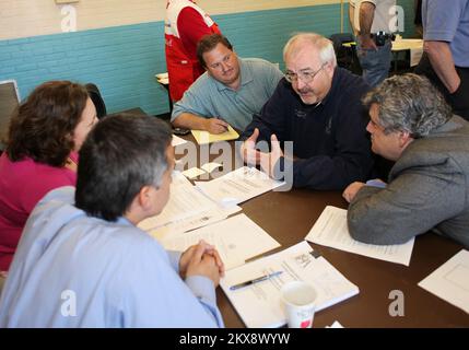 Überschwemmung Bei Heftigem Sturm – Nashville, Tennessee , 8. Mai 2010 Administrator Craig Fugate besucht das Bellevue Community Center und spricht mit einem Team von freiwilligen Anwälten. Die FEMA reagiert auf schwere Stürme und Überschwemmungen, die im Mai 2010 Tausende von Häusern in ganz Tennessee beschädigt oder zerstört haben. David Fine/FEMA Schwere Stürme, Überschwemmungen, Straight-Line-Winde und Tornadoes in Tennessee. Fotos zu Katastrophen- und Notfallmanagementprogrammen, Aktivitäten und Beamten Stockfoto