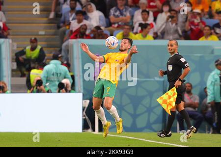 Al-Wakrah, Katar. 30.. November 2022. Mathew Leckie aus Australien kontrolliert den Ball während des FIFA World Cup Katar 2022 Group D Spiels zwischen Australien und Dänemark am 30. November 2022 im Al Janoub Stadium, Al Wakrah, Katar. Foto von Peter Dovgan. Nur redaktionelle Verwendung, Lizenz für kommerzielle Verwendung erforderlich. Keine Verwendung bei Wetten, Spielen oder Veröffentlichungen von Clubs/Ligen/Spielern. Kredit: UK Sports Pics Ltd/Alamy Live News Stockfoto