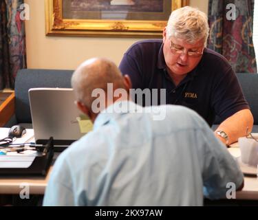 Überschwemmung Bei Heftigem Sturm – Nashville, Tennessee , 14. Mai 2010 Disaster Recovery Center in Nashville, Tennessee, eröffnet, um Überlebenden von Katastrophen zu helfen, die von den jüngsten Stürmen und Überschwemmungen betroffen sind. Die FEMA reagiert auf schwere Stürme und Überschwemmungen, die Tausende von Häusern in ganz Tennessee beschädigt oder zerstört haben. David Fine/FEMA Schwere Stürme, Überschwemmungen, Straight-Line-Winde und Tornadoes in Tennessee. Fotos zu Katastrophen- und Notfallmanagementprogrammen, Aktivitäten und Beamten Stockfoto