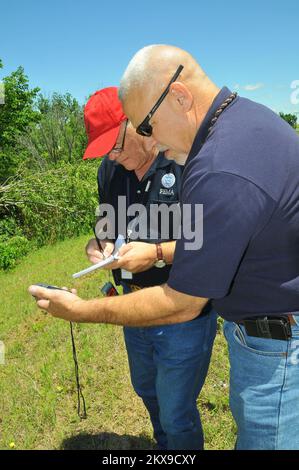 Schwerer Sturm Tornado – Norman, Okla. , 20. Mai 2010 FEMA Public Assistance Specialists David Burns (links) und Bert Sweeney zeichnen mit GPS-Technologie die Position einer Reihe von durch Tornado beschädigten Pole während einer vorläufigen Schadensbewertung auf. Mehrere Teams aus lokalen, Bezirks-, Landes- und Bundesbeamten untersuchen Schäden an der öffentlichen Infrastruktur in der östlichen Hälfte des Bundesstaates, die am 10. Mai von 22 bestätigten Tornados getroffen wurden. FEMA . Oklahoma: Schwere Stürme, Tornadoes und Straight-Line-Winde. Fotografien zu Katastrophen- und Notfallmanagementprogrammen, Aktivitäten, Stockfoto