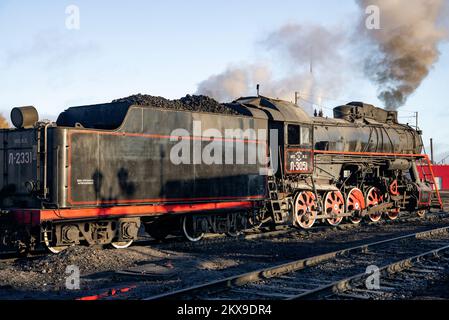 SORTAVALA, RUSSLAND - 09. OKTOBER 2022: Eine alte sowjetische Dampflokomotive am Bahnhof nach Beladung mit Kohle. Sortavala, Karelien Stockfoto