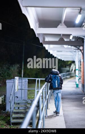 Nachtszene in einem kleinen ländlichen Bahnhof in West Sussex, England. UK Stockfoto