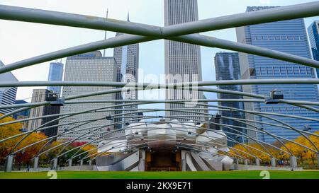 Der Jay Pritzker Pavilion, auch bekannt als Pritzker Pavilion oder Pritzker Music Pavilion, ist eine Bandshell im Millennium Park in der Innenstadt von Chicago, Illinois, USA Stockfoto