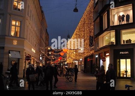 Kopenhagen/Dänemark/30. November 2022/ Weihnachtseinkäufer und -Besucher genießen Chistmas Lichter im Illum Shopping Store und stroeget und Kobmagergade Finanzzentrum der dänischen Hauptstadt. (Foto: Francis Dean/Dean Pictures) Stockfoto