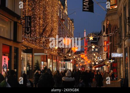 Kopenhagen/Dänemark/30. November 2022/ Weihnachtseinkäufer und -Besucher genießen Chistmas Lichter im Illum Shopping Store und stroeget und Kobmagergade Finanzzentrum der dänischen Hauptstadt. (Foto: Francis Dean/Dean Pictures) Stockfoto