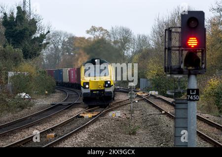 Eine Diesellokomotive der Klasse 70 von Freightliner, die einen intermodalen Güterzug zieht, der sich dem Bahnhof Hatton, Warwickshire, Großbritannien nähert Stockfoto