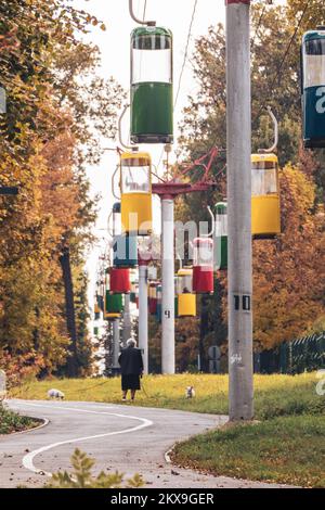 Seilbahn-Hütten im Herbstpark mit goldenen Bäumen Stockfoto