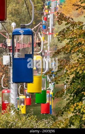 Farbenfrohe Kabinen für den Transport mit der Seilbahn im Vergnügungspark der Stadt Kharkiv im Herbst Stockfoto