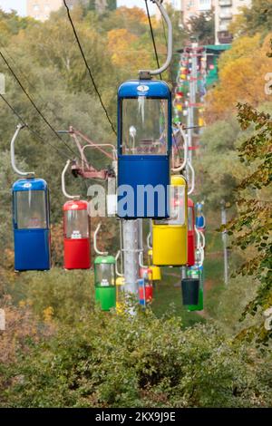 Farbenfrohe Kabinen im Vergnügungspark der Stadt Kharkiv mit Herbstbäumen Stockfoto
