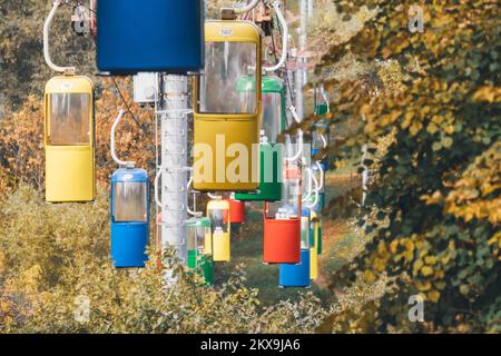 Outdoor-Aktivitäten im Herbst, farbenfrohe Kabinen mit Seilbahn im Vergnügungspark von Charkiv City Stockfoto