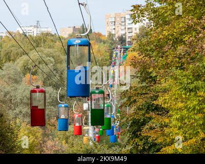Farbenfrohe Kabinen im grünen Park der Stadt Kharkiv mit bunten Bäumen Stockfoto