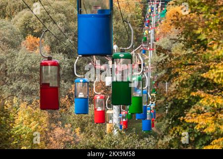 Farbenfrohe Kabinen im Herbstgrün im Freizeitpark Kharkiv Stockfoto