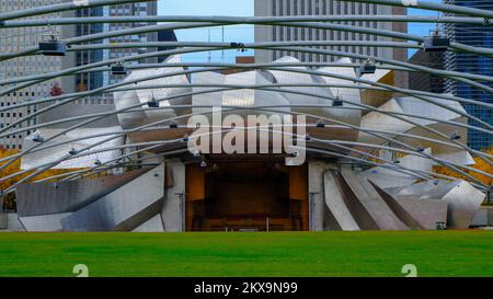 Der Jay Pritzker Pavilion, auch bekannt als Pritzker Pavilion oder Pritzker Music Pavilion, ist eine Bandshell im Millennium Park in der Innenstadt von Chicago, Illinois, USA Stockfoto