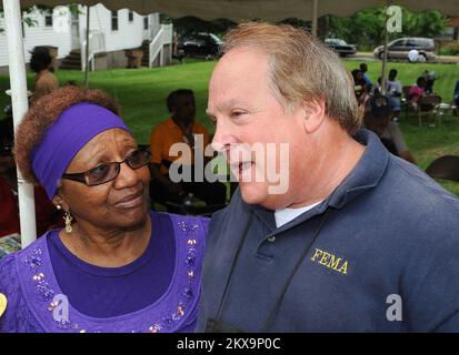 Überschwemmung Bei Heftigem Sturm – Nashville, Tennessee , 30. Mai 2010 FEMA Community Relations Specialist Frank Altomare spricht mit dem Überlebenden Ednaearle Burney bei einem Fond rasier in der Kayne Avenue Missionary Baptist Church in Nashville. Martin Grube/FEMA. Schwere Stürme, Überschwemmungen, Straight-Line-Winde und Tornadoes in Tennessee. Fotos zu Katastrophen- und Notfallmanagementprogrammen, Aktivitäten und Beamten Stockfoto