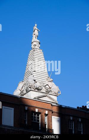 Der gestufte Turm der St. George's Church, Bloomsbury, gekrönt von einer Statue von König George I. in römischem Kleid. Die Statuen der kämpfenden Löwen und Einhörner sy Stockfoto