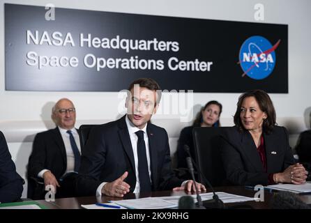 Washington, Usa. 30.. November 2022. Der französische Präsident Emmanuel Macron spricht am Mittwoch, den 30. November 2022, zusammen mit Vizepräsident Kamala Harris (R) im NASA-Hauptsitz in Washington, DC. Präsident Joe Biden wird Macron zum ersten Staatsessen im Weißen Haus in über drei Jahren am Donnerstag begrüßen. Foto: Al Drago/UPI Credit: UPI/Alamy Live News Stockfoto