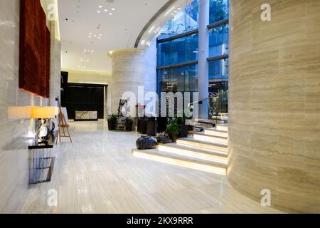 HONGKONG - 23. APRIL 2015: Interieur des Crowne Plaza Hotels. Das Crowne Plaza ist eine Kette von Hotels mit vollem Serviceangebot und gehobener Ausstattung für Geschäftsreisende Stockfoto