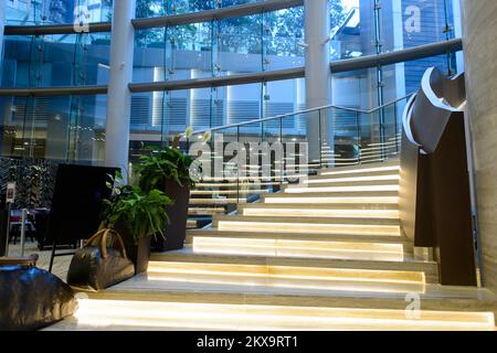 HONGKONG - 23. APRIL 2015: Interieur des Crowne Plaza Hotels. Das Crowne Plaza ist eine Kette von Hotels mit vollem Serviceangebot und gehobener Ausstattung für Geschäftsreisende Stockfoto