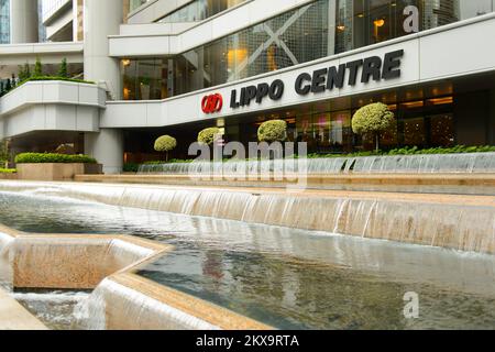 HONGKONG - 05. MAI 2015: Lippo Centre Tower. Lippo Centre ist ein Wolkenkratzer-Komplex mit zwei Türmen, der 1988 in 89 Queensway, in Admiralty on Hong, fertiggestellt wurde Stockfoto