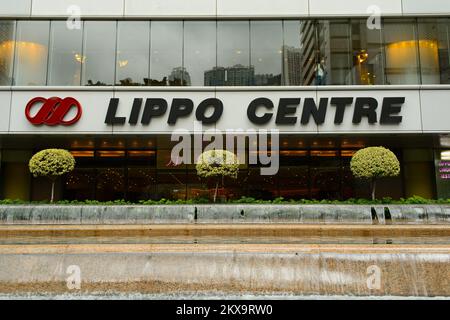 HONGKONG - 05. MAI 2015: Lippo Centre Tower. Lippo Centre ist ein Wolkenkratzer-Komplex mit zwei Türmen, der 1988 in 89 Queensway, in Admiralty on Hong, fertiggestellt wurde Stockfoto