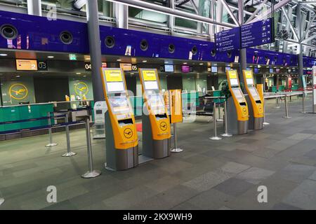 LEIPZIG, DEUTSCHLAND - 10. September: Flughafeninnenraum am 10. September 2014. Der Flughafen Leipzig ist ein internationaler Flughafen in Schkeuditz (Sachsen) Stockfoto