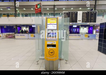 LEIPZIG, DEUTSCHLAND - 11. September: Flughafeninnenraum am 11. September 2014. Der Flughafen Leipzig ist ein internationaler Flughafen in Schkeuditz (Sachsen) Stockfoto