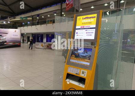 LEIPZIG, DEUTSCHLAND - 11. September: Flughafeninnenraum am 11. September 2014. Der Flughafen Leipzig ist ein internationaler Flughafen in Schkeuditz (Sachsen) Stockfoto
