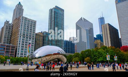 Cloud Gate mit dem Spitznamen „The Bean“ ist eine zeitgenössische Skulptur im Millennium Park im Zentrum von Chicago, Illinois, USA Stockfoto