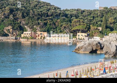 Varigotti, Italien - 10-07-2021: Der wunderschöne Strand von Malpasso in Varigotti Stockfoto